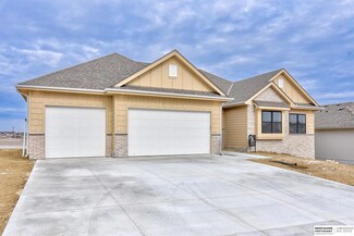 19062 Pinehurst Ave, Omaha, NE 68136