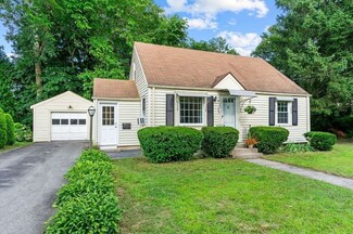 52 Holden St, Warwick, RI 02889