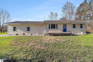 4507 Maidens Rd, Onekama, MI 49675