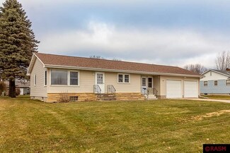 408 6th St, Nicollet, MN 56074