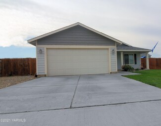 806 Columbus Ave, Moxee, WA 98936