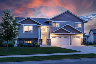 1711 Redhawk Way, Mayer, MN 55360