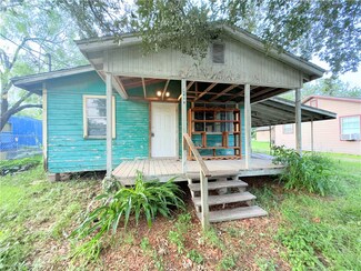 1105 Range St, Alice, TX 78332