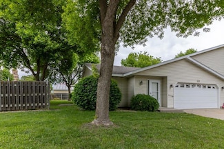 10 E Ottawa St, Le Center, MN 56057