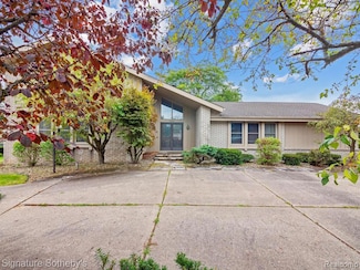 1821 Argosy Ct, Bloomfield Hills, MI 48302