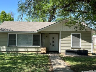 118 W Garden St, Uvalde, TX 78801