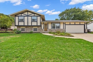 5011 Sandburg Dr, McHenry, IL 60050