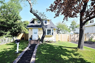 24 Brook St, Lindenhurst, NY 11757