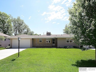 821 Parkwood Ln, Omaha, NE 68132