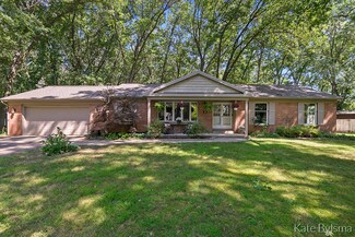419 Walnut Woods Ct, Plainwell, MI 49080