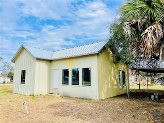 807 E End St, Goliad, TX 77963