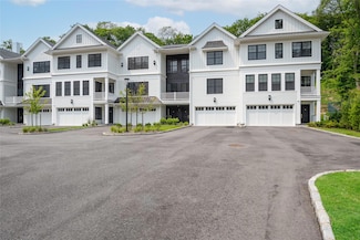 133 Spring Rd Unit 4, Huntington, NY 11743