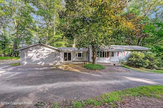 3186 Hillcrest Dr, Brodheadsville, PA 18322