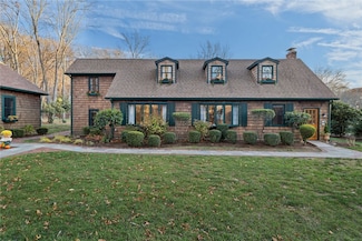 66 Essex Manor Ln, Saunderstown, RI 02874