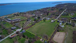 206 Peckham Ave, Middletown, RI 02842