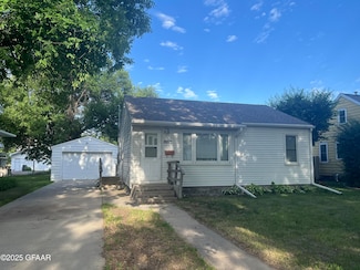 1005 S 17th St, Grand Forks, ND 58201