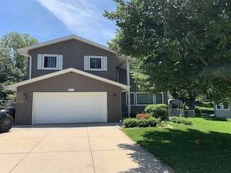 919 Crest Rd, Papillion, NE 68046
