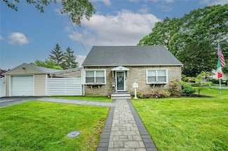 10 Benefit St, Merrick, NY 11566