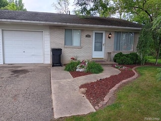 724 Oceola St, Howell, MI 48843