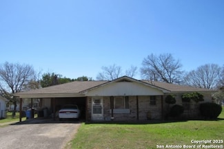 913 Zwicke St, Seguin, TX 78155