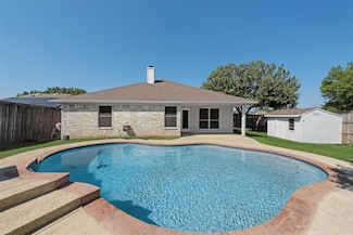 541 Cambridge Dr, Saginaw, TX 76179