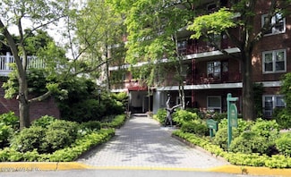 30 Brookside Dr Unit 3G, Greenwich, CT 06830