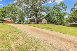 231 Hickory Ln, Batesville, MS 38606