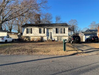 43 Adobe Dr, Shirley, NY 11967