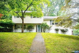 19 Dearborn Dr, Old Tappan, NJ 07675