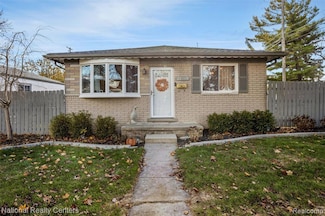 22300 Grove Pointe St, Saint Clair Shores, MI 48081