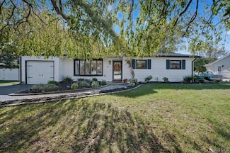 12 Pheasant Dr, ComMacK, NY 11725