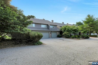 2 Sandburg Ct, Mahwah, NJ 07430