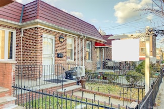 25-22 45th St, Astoria, NY 11103