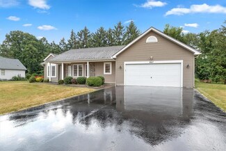 867 Meadow Ridge Ln, Webster, NY 14580
