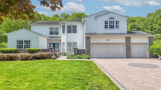 8 Wisteria Ln, Lake Grove, NY 11755