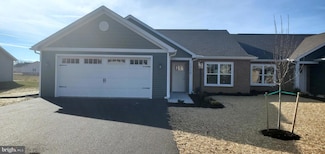 1310 Treeline Dr, Chambersburg, PA 17202