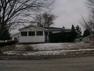 106 N Pioneer Rd, Waukegan, IL 60085