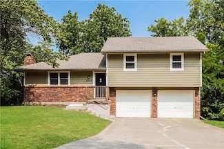 6745 NW Sioux Dr, Kansas City, MO 64152