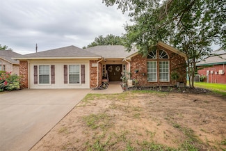 304 Comanche Walk, Joshua, TX 76058