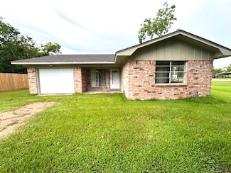 110 Cedar St, Louise, TX 77455