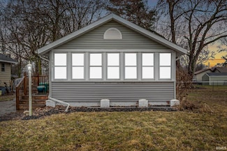 121 Lawndale Ave, Mishawaka, IN 46544