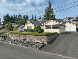 290 Mcclure Ave, Astoria, OR 97103
