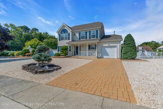 12 Starboard Ct, Bayville, NJ 08721
