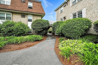 28 Williamsburg Ct Unit 2, Shrewsbury, MA 01545
