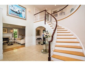 41 Cutler Ln, Chestnut Hill, MA 02467