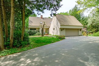 21 Meadow Crossing Dr, Gorham, ME 04038