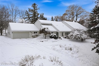 1044 N Oxford Rd, Oxford, MI 48371