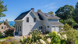 2 Cedar St, Camden, ME 04843