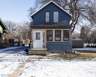 316 11th St N, Moorhead, MN 56560