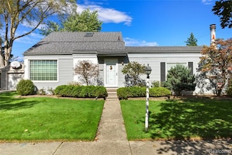 10404 Hart Ave, Huntington Woods, MI 48070